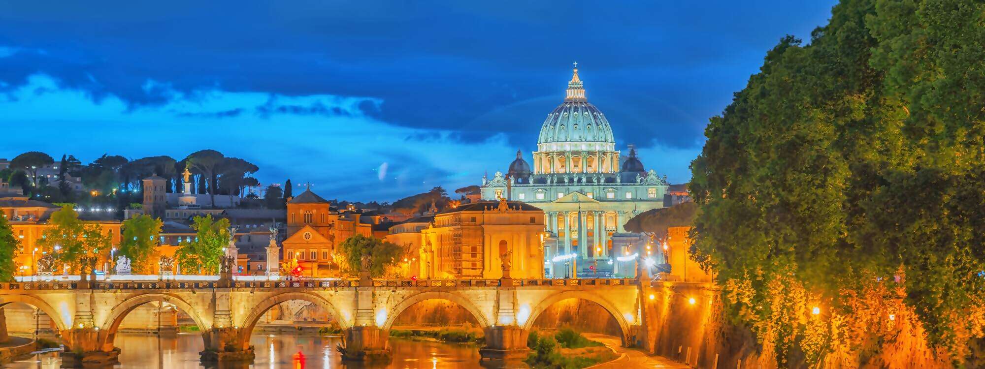Blick auf die Bruecke Vittorio Emanuele II und die Vatikanstadt Sankt Peters Basilica in der nacht in Rom Italien