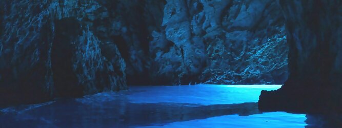 Reisetipps - Die Blaue Grotte von Bisevo in Kroatien ist nur per Boot erreichbar. Atemberaubend schön fasziniert dieses Naturphänomen in leuchtenden intensiven Blautönen. Ein idyllisches Highlight der vorzüglich geführten Speedboot-Tour im Adria Inselparadies, mit fantastisch facettenreicher Unterwasserwelt. Die Blaue Grotte ist ein Naturwunder, das auf der kroatischen Insel Bisevo zu finden ist. Sie ist berühmt für ihr kristallklares Wasser und die einzigartige bläuliche Farbe, die durch das Sonnenlicht in der Höhle entsteht. Die Blaue Grotte kann nur durch eine Bootstour erreicht werden, die oft Teil einer Fünf-Insel-Tour ist.