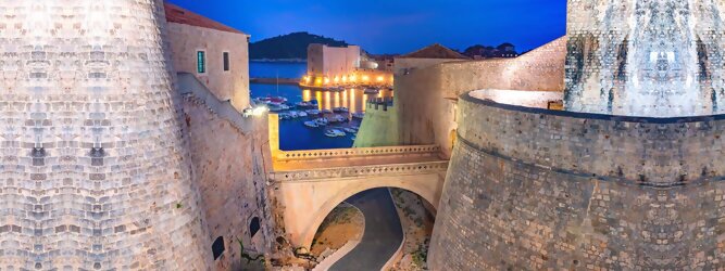 Trip Rom Stadt Urlaub - Dubrovnik - Einen Wahnsinns Panoramablick hat man von Dubrovniks Hausberg Srd. Empor geht’s ganz easy und entspannt, minutenschnell mit der Luftseilbahn. Für begeisterte GOT-Fans empfiehlt sich die speziell geführte Game-of-Thrones-Tour zu den bekanntesten Drehorten und Schauplätzen der erfolgreichen Kultserie, der Eiserne Thron ist auf der kleinen idyllischen Insel Lokrum zu bestaunen. Die beliebtesten Orte für Dubrovnik Ferien, locken mit besten Angebote für Hotels und Ferienunterkünfte mit Werbeaktionen, Rabatten, Sonderangebote für Dubrovnik Urlaub buchen. Reisedaten eingeben und Hotel Flug Mietwagen Attraktionen Taxis für eine Dubrovnik Reise flexibel buchen. Sollten sich die Pläne ändern, sind viele der Unterkünfte und Zimmer in Dubrovnik kostenfrei stornierbar.