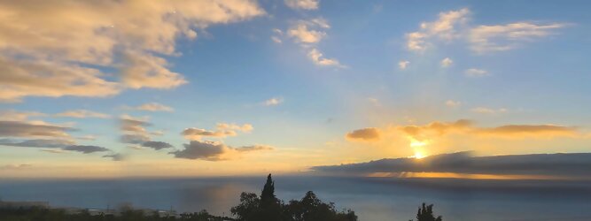 Trip Rom Insel Urlaub - La Palma macht ihrem Beinamen, die Schöne, alle Ehre. Das Kleinod im Atlantik erstrahlt in sattem Grün, verziert mit hübschen landestypischen Villen in den weit gestreuten Dörfern, eingerahmt von weichen Wellen des dunkelblauen atlantischen Ozeans, am Himmel ziehen malerische Formationen, bauschiger weißer Schäfchenwolken. Eine Bilderbuchidylle zum Verlieben. Die beliebtesten Orte für La Palma Ferien, locken mit besten Angebote für Hotels und Ferienunterkünfte mit Werbeaktionen, Rabatten, Sonderangebote für La Palma Urlaub buchen. Reisedaten eingeben und Hotel Flug Mietwagen Attraktionen Taxis für eine La Palma Reise flexibel buchen. Sollten sich die Pläne ändern, sind viele der Unterkünfte und Zimmer auf La Palma kostenfrei stornierbar.