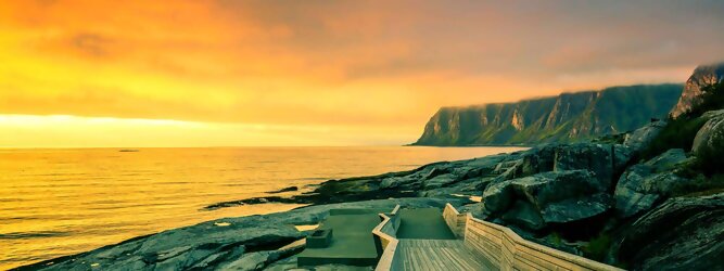 Trip Rom Feriendestination Norwegen – Schwindelfrei auf Preikestolen – die spektakuläre Felskanzel erhebt sich als steile Plateauklippe über dem Lysefjord. Die Aussicht über den Fjord ist atemberaubend, schwindelfrei sein ist Voraussetzung. Es lohnt sich auf jeden Fall, schon mitten in der Nacht aufzustehen, um den magischen Moment des überwältigend schönen Sonnenaufgangs mitzuerleben, grandios wie sich die ersten Sonnenstrahlen in den steilen Felswänden verfangen und die Bergmauern zum Leuchten bringen. Dieser Augenblick inspiriert zur Demut und Dankbarkeit. Die beliebtesten Orte für Ferien in Norwegen, locken mit besten Angebote für Hotels und Ferienunterkünfte mit Werbeaktionen, Rabatten, Sonderangebote für Norwegen Urlaub buchen.