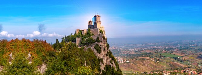 Trip Rom Urlaubsdestination - San Marino – Hol ihn dir – den heißbegehrten Einreise-Stempel von San Marino. Nimm deinen Reisepass, besuche die örtliche Tourismusbehörde, hier wird die kleine Trophäe in dein Reisedokument gestempelt, es sieht gut aus und ist eine supertolle Urlaubserinnerung. Dieses neue Trendy-Reiselust-Souvenir passt ausgezeichnet zu den anderen außergewöhnlichen Stempeln deiner vergangenen Reisen. San Marino ist ein sehr interessanter Zwergstaat, eine Enklave, vollständig von Italien umgeben, eine der ältesten bestehenden Republiken und eines der reichsten Länder der Welt. Die beliebtesten Orte für Ferien in San Marino, locken mit besten Angebote für Hotels und Ferienunterkünfte mit Werbeaktionen, Rabatten, Sonderangebote für San Marino Urlaub buchen.
